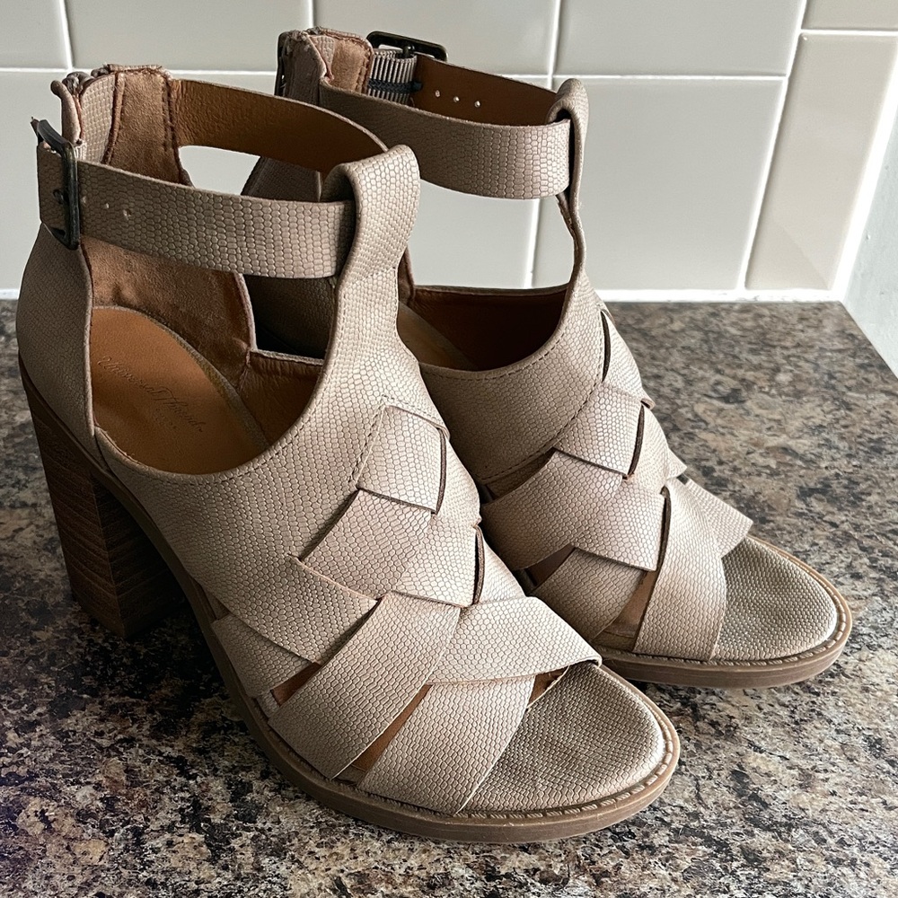 Universal Thread Taupe/Auburn Wedge Heel